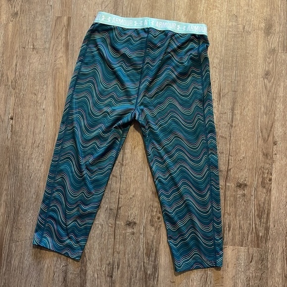 UNDER ARMOUR PERFORMANCE CROP LEGGING (SIZE S) - Picture 6 of 6
